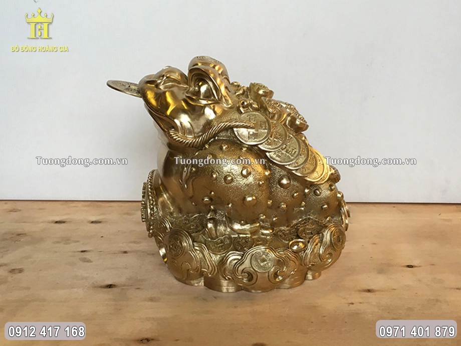 Từng họa tiết hoa văn được chạm khắc sắc nét